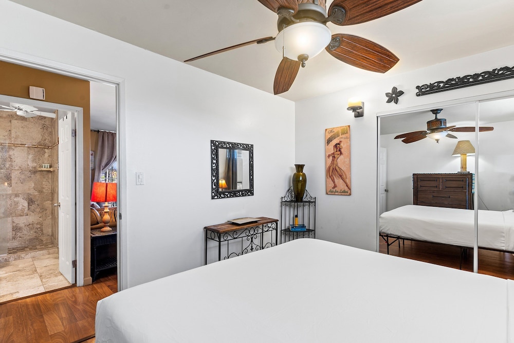 Kalama Terrace P-307 - 3rd-floor Walkup, 7 min Walk to Charley Young Beach, AC!