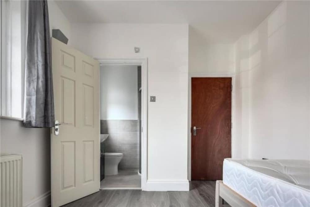 Room in Guest Room - Limehouse Townhomes With Modern Spacious Serviced Double Room
