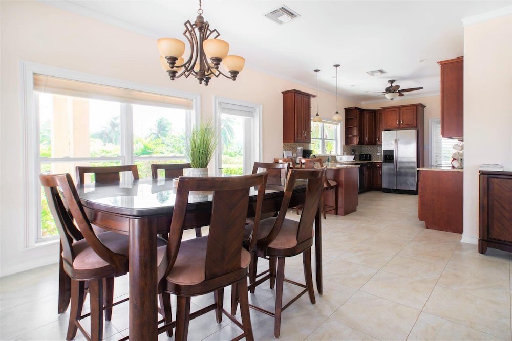 Luxury 3bd Ocean View 1 Cream Stunning Views