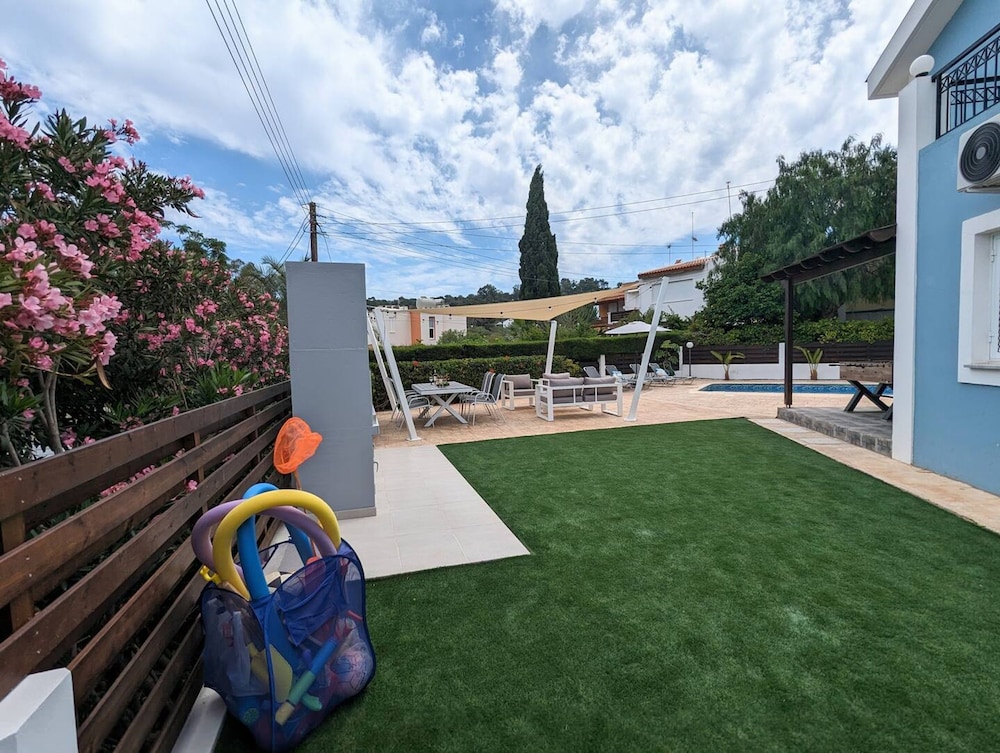 Blue Estia Villa - Pool Wifi Summer Breeze