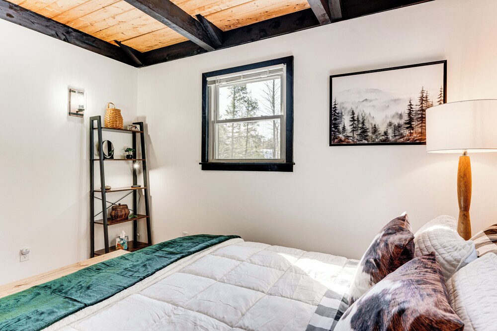 2 Mi to Conway: Cozy Cabin w/ Grill & Yard!
