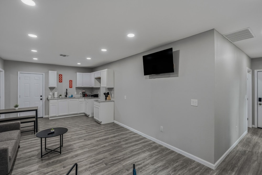 Spacious 3BR Retreat Near Downtown River Walk