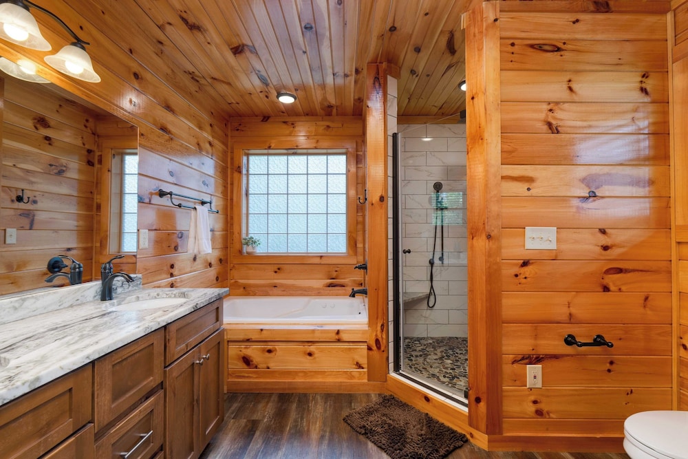Evergreen Echo by Avantstay Cabin w/ Mountain Views, Theater, Game Room, and Hot Tub