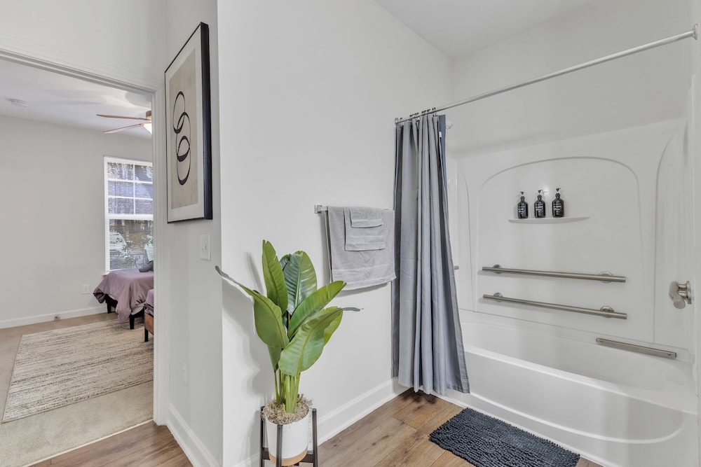 Upscale 1BR Suite to Downtown Raleigh