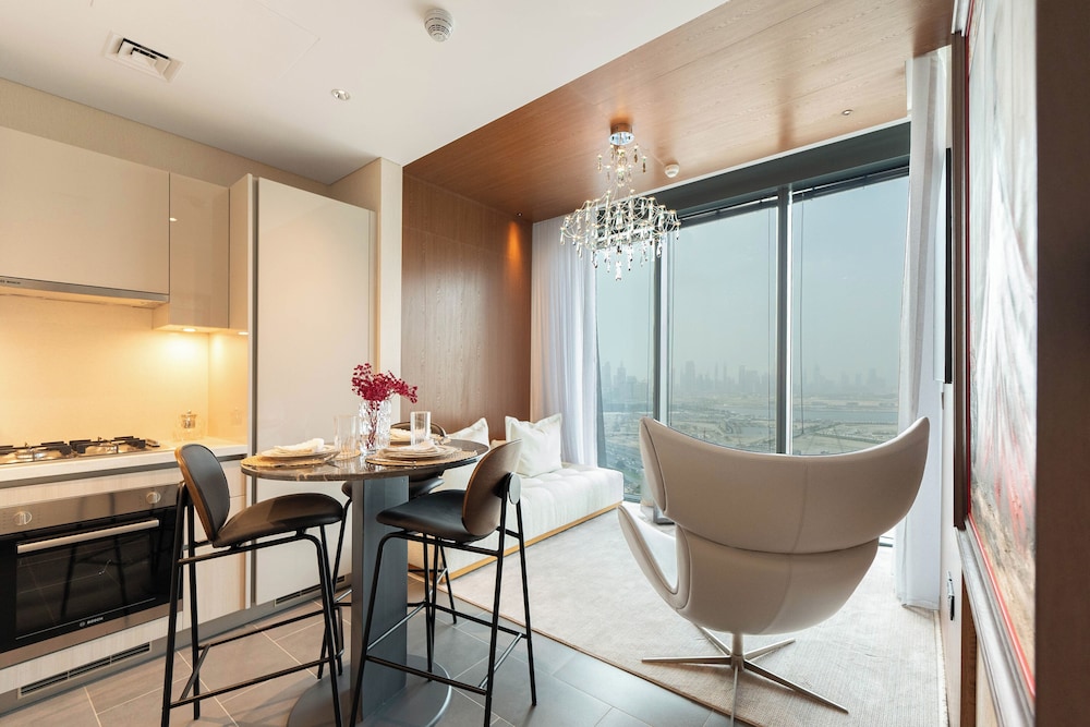 Luxury 1BR High-Floor Retreat
