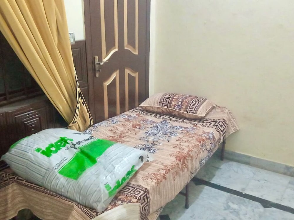 Room-room 6 Serene Retreat in Rawalpindi