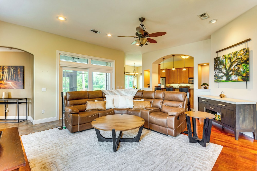 Steps to Bay: Tranquil Navarre Retreat w/ Balcony