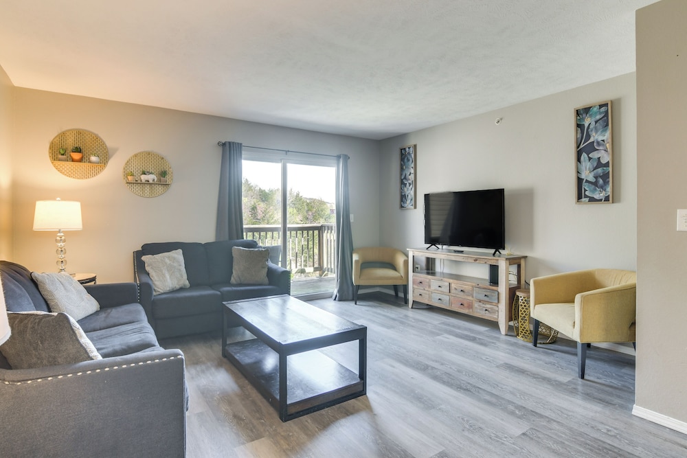 2 Mi to Table Rock Lake: Branson Condo w/ Balcony!