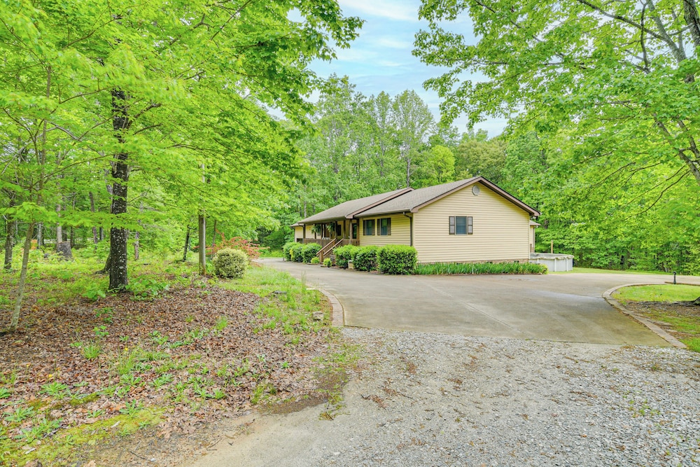 5 Mi to Lake Robinson: Bbq-ready Home w/ Pool