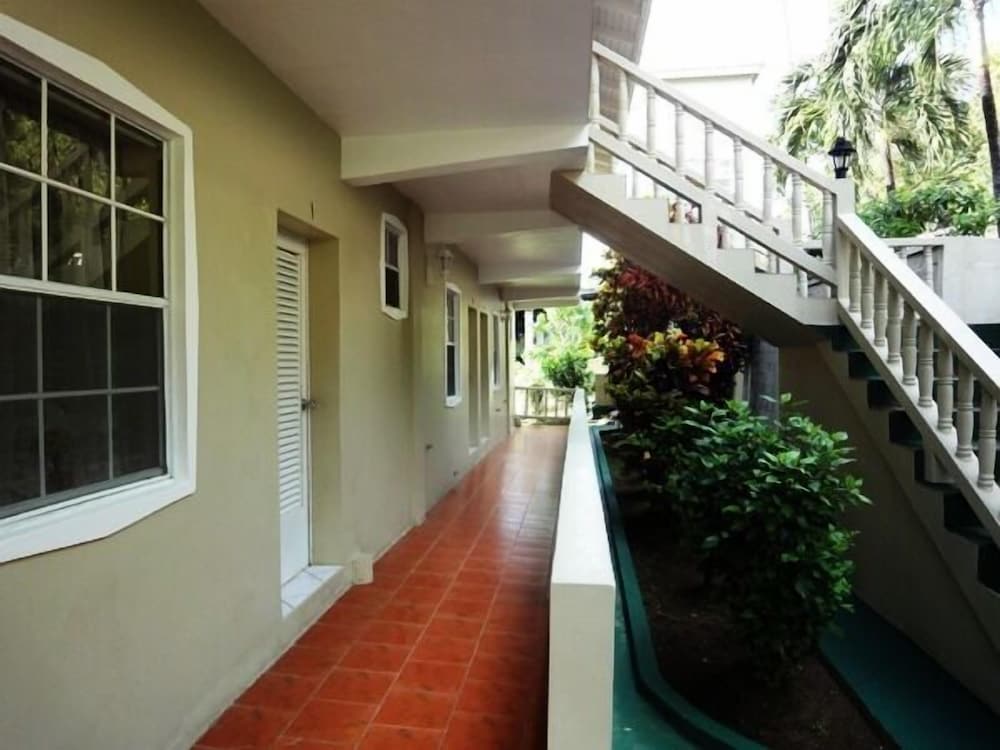 Island inn Apartments