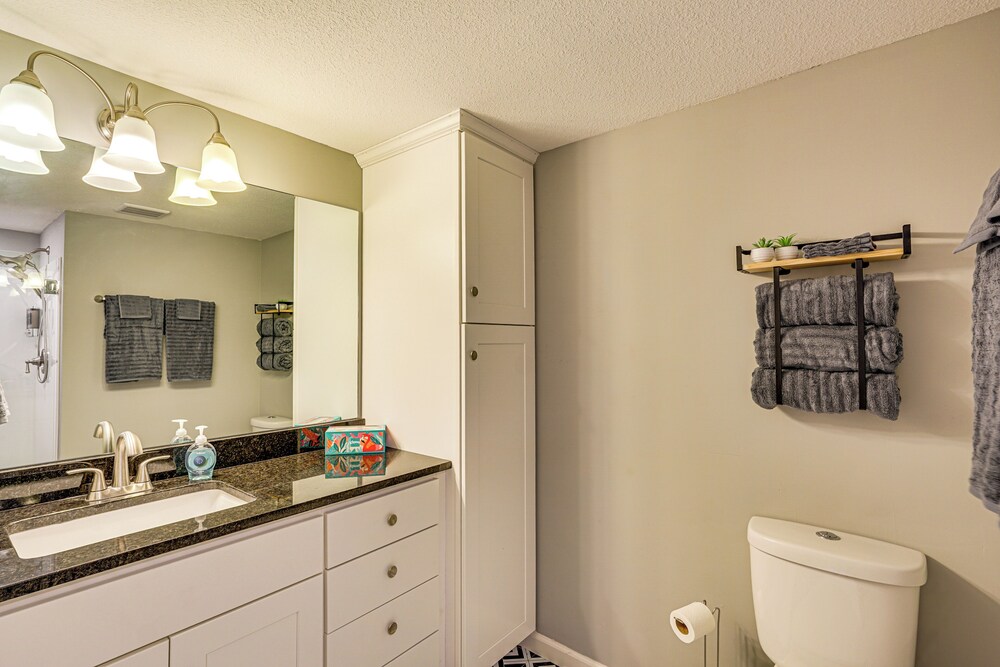 Pool Access & Lake Views: Osage Beach Family Gem