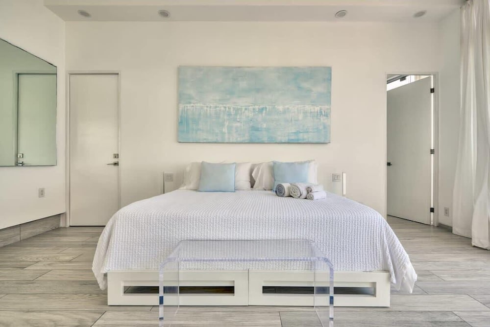 Luxury 1BR APT - Beach View - Jacuzzi - King Bed
