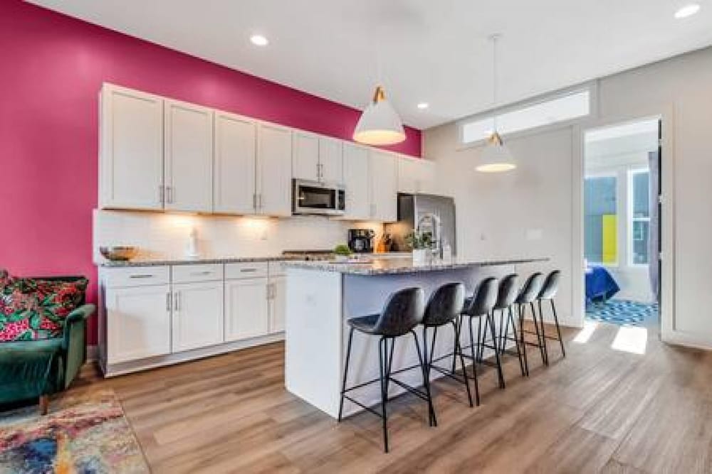 NEW Pink Howdy Oasis 13 Beds Rooftop View Parking view 2
