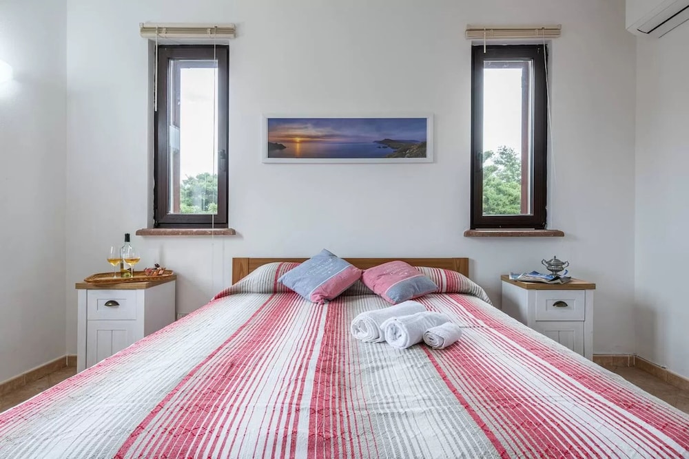 Amazing Detached Villa for 8 Guests Near Stintino