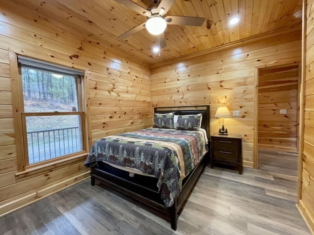 Peaceful family cabin near fishing with over 100 acres of mountain and field trails to explore! 2 Bedroom Cabin by RedAwning view 2