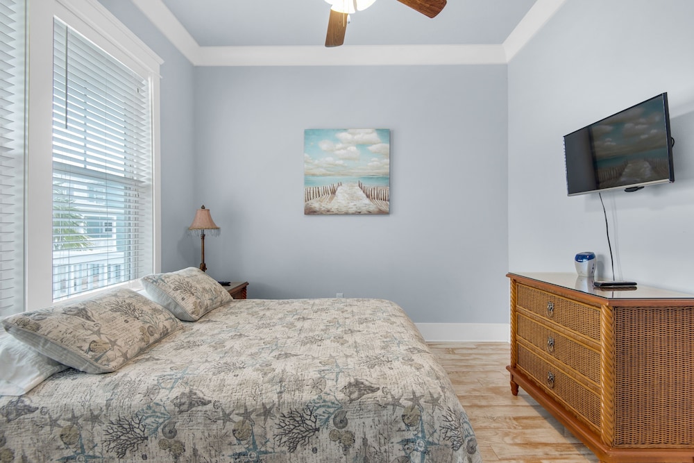 Daydream Beach 4 Bedroom Home by RedAwning view 2