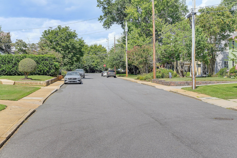 1 Block to Usna Stadium: Modern Annapolis Home!