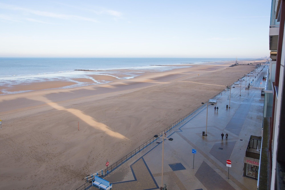 Huize Noordzee Located Directly on the Beach