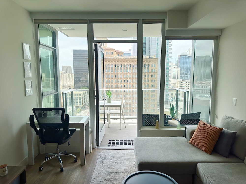NEW Upscale Downtown San Diego Stay Queen Bed Pool Sauna