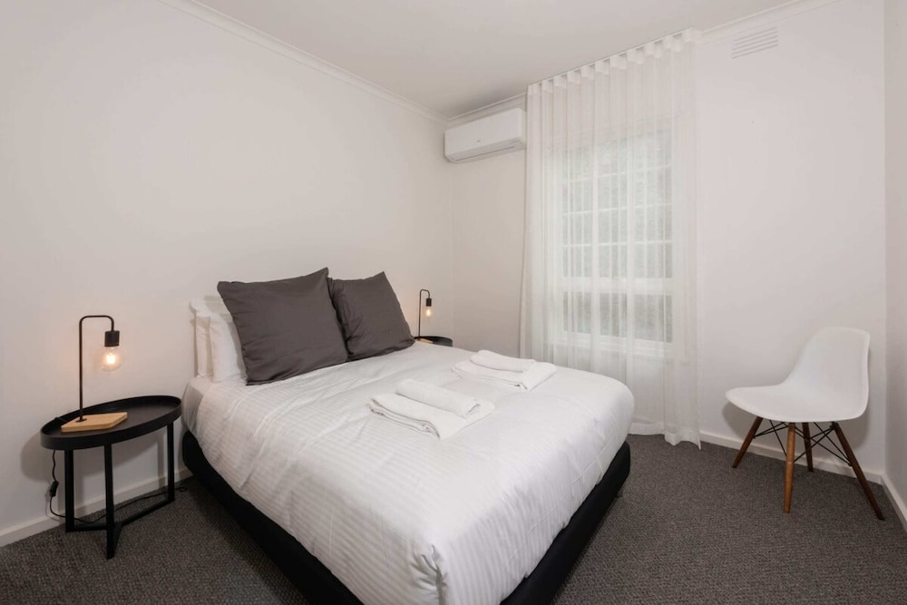 Elegant 2-bedroom House in Prahran w/ Parking!