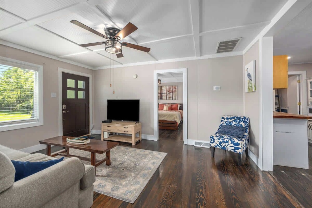 Bluestar Cottage - 2BR with Hot Tub