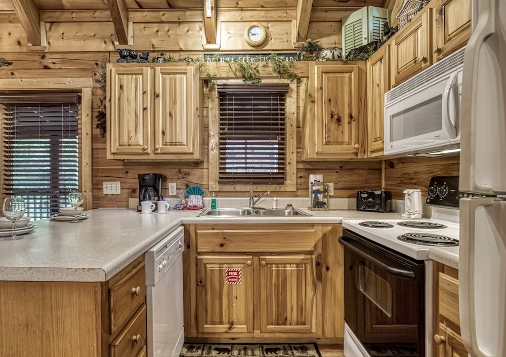 Er66 - Lil' Bit Of Heaven - Great Location. Close To All The Action! 1 Bedroom Cabin by RedAwning view 3