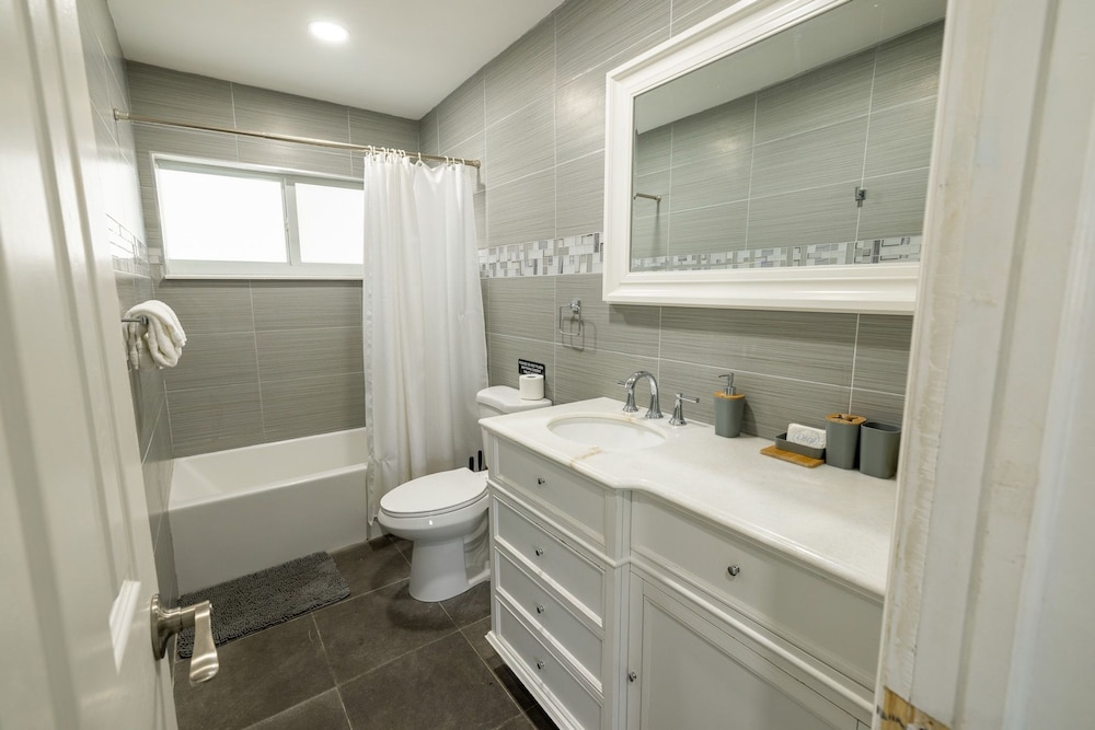 Relax Unwind 4BR Home w Pool in Hollywood