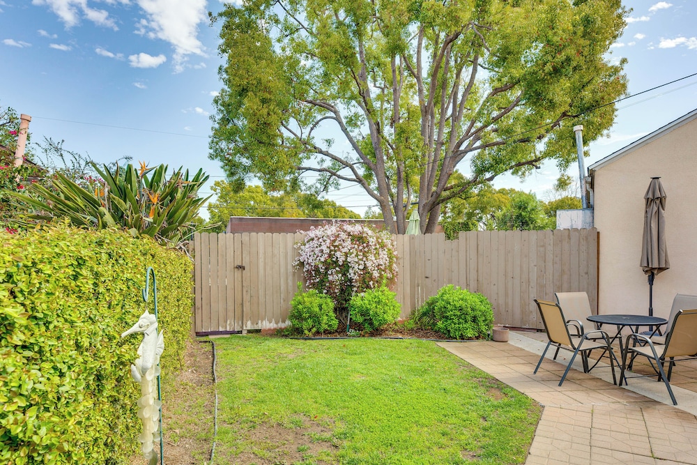 3 Mi to Universal Studios: Chic Home w/ Yard!