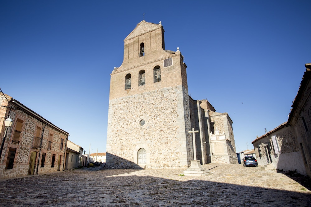 Posada in Velayos With 10 Bedrooms and 11 Bathrooms view 4