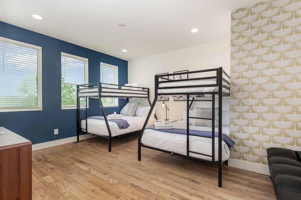 Citrine-private Patio & Balcony-near Germantown