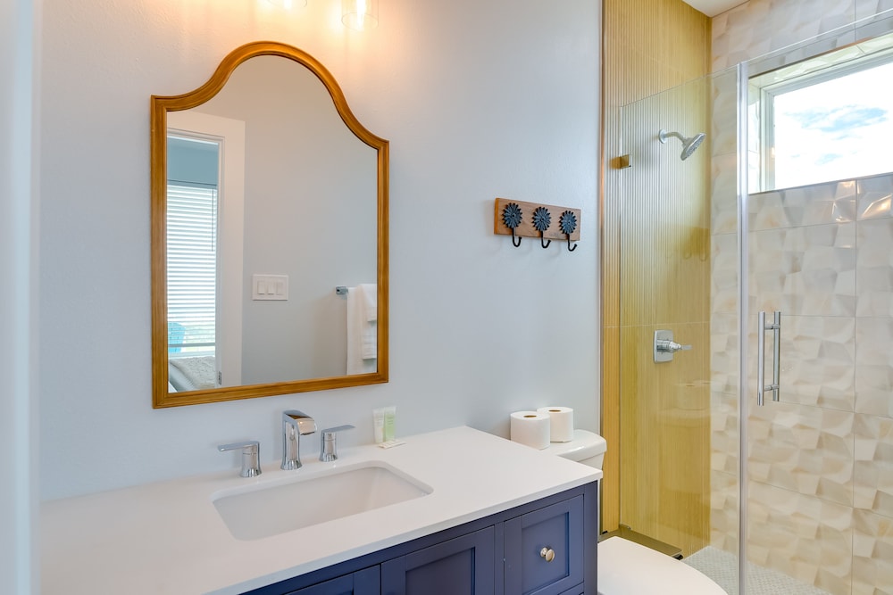 Steps to Beach: Vibrant House in Galveston!