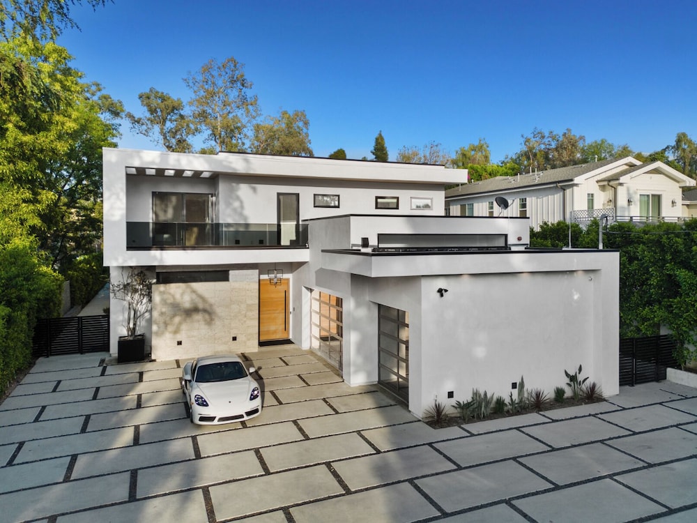 Melvin - Modern Contemporary Estate w/ Backyard + Pool & Spa