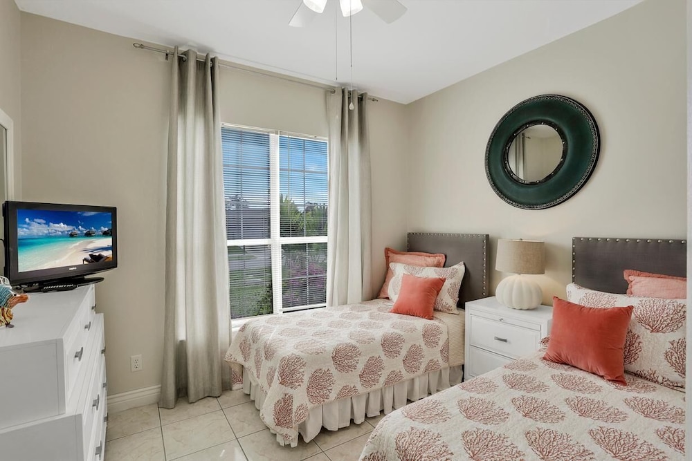 Lovely Pet-friendly Waterfront Home With Pool and Dock view 2