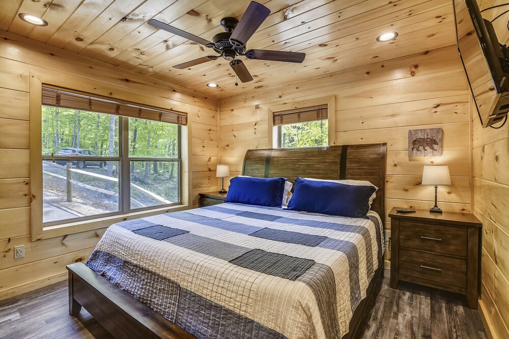 All Decked Out 4 Bedroom Cabin by RedAwning view 4
