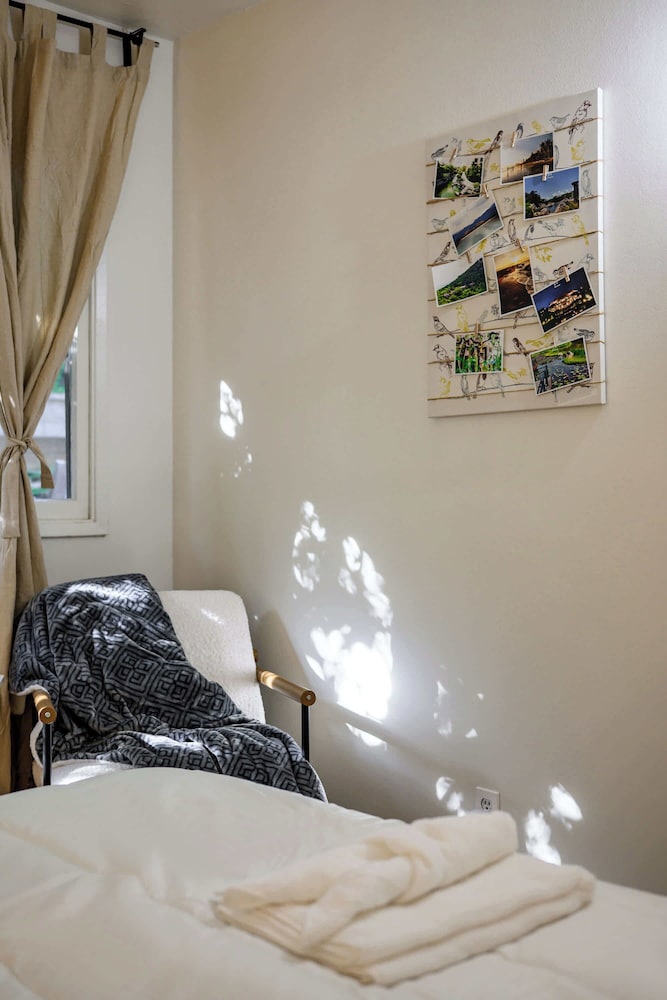 Modern 5BR Villa w AC Fast Wifi Near Crypto