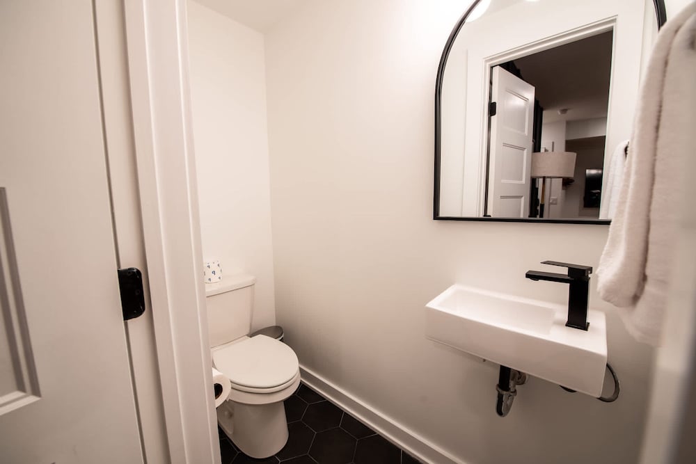 Sosuite NEW 2BR Apt w W D Split Level