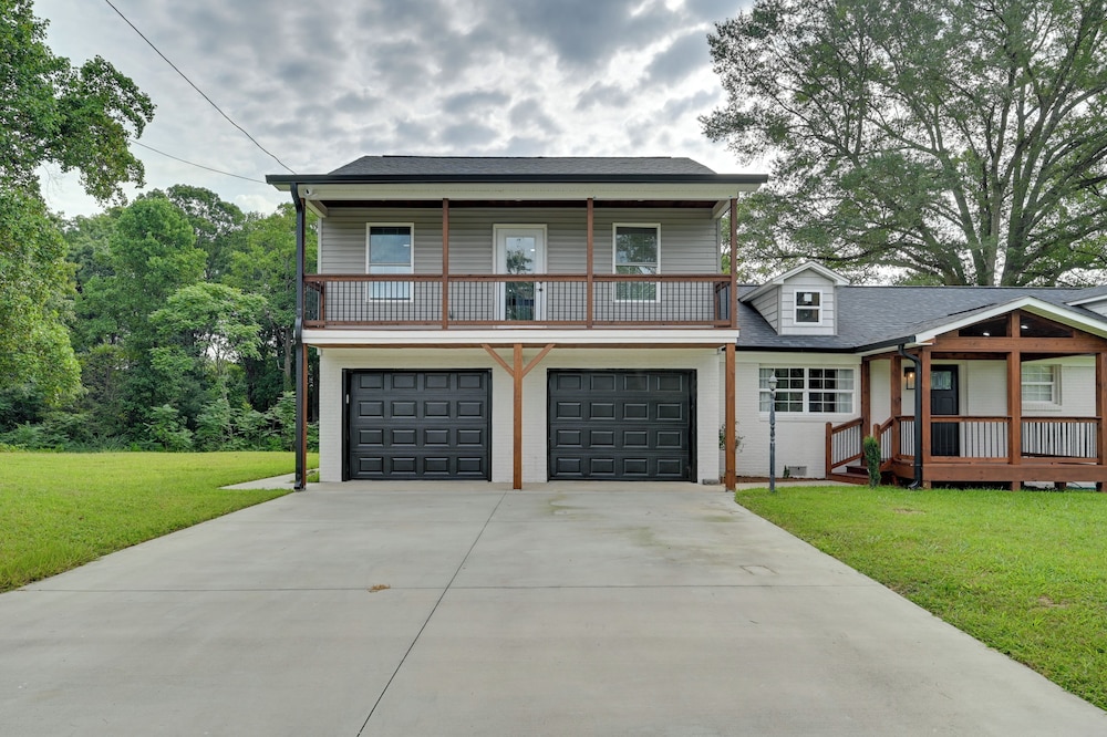 12 Mi to Downtown Winston-salem: Apt w/ Balcony!