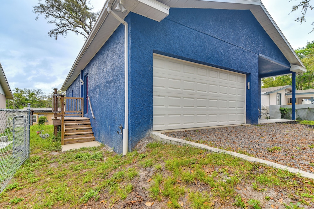 Close to Attractions: Tampa Retreat w/ Yard!