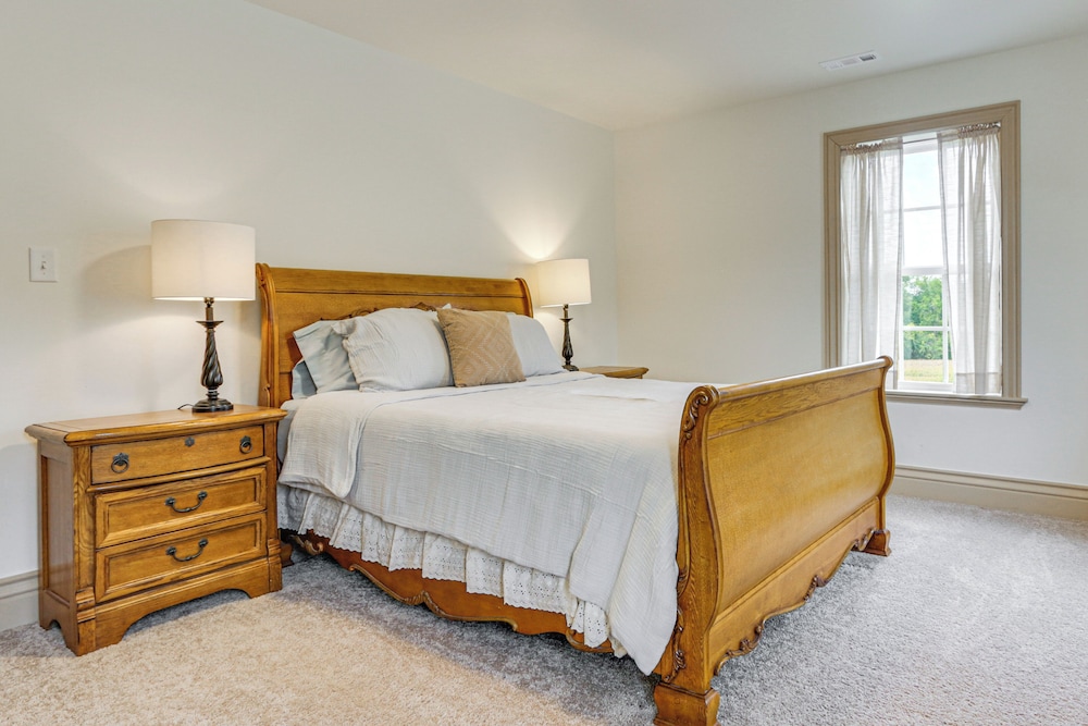 Updated Farmhouse < 2 Mi to Historic Middletown!