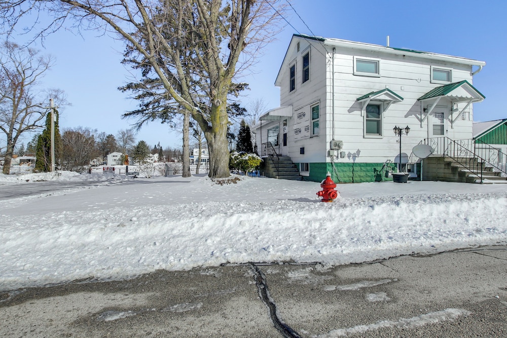 Boat Dock: Riverfront Oconto Home!