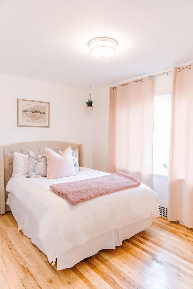 Gorgeous Bungalow With a Backyard Deck - Image 2