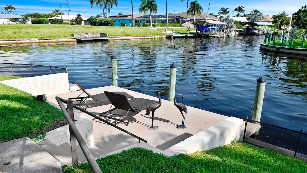 Love Bird Canalfront Villa Lounge Terrace Heated Pool pet Friendly