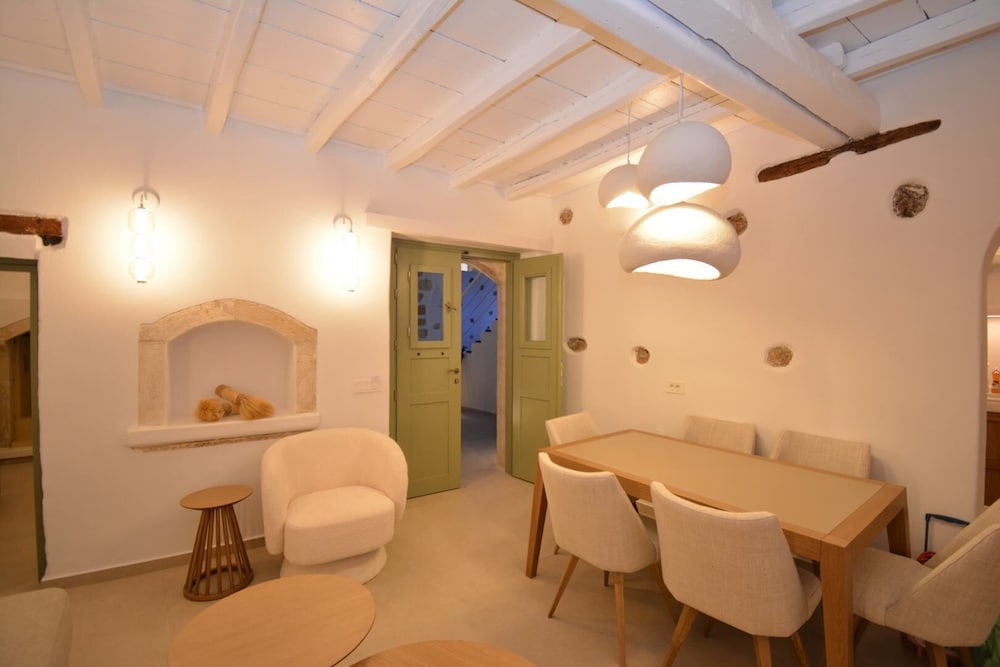Mint Villa by Checkin