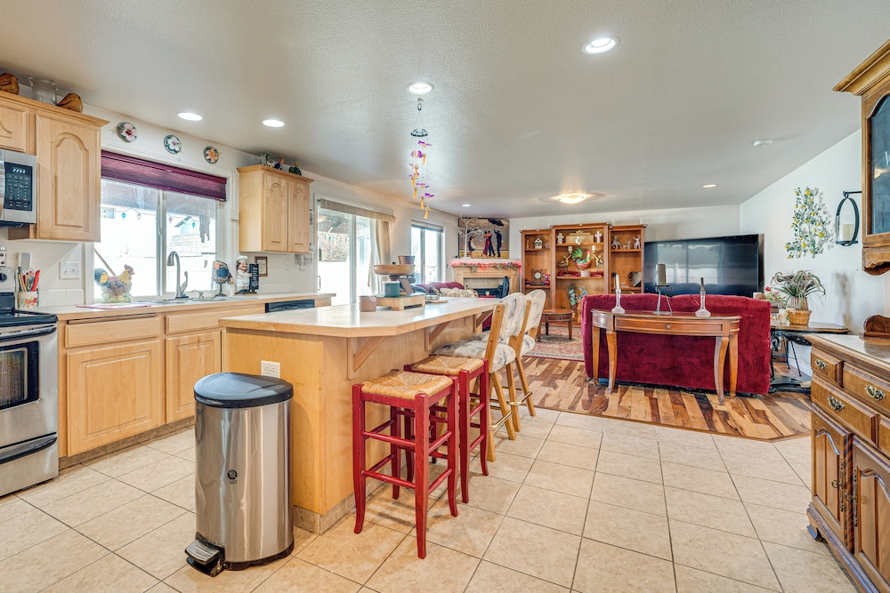 1 Mi to Moses Lake: Home w/ Private Yard & Hot Tub