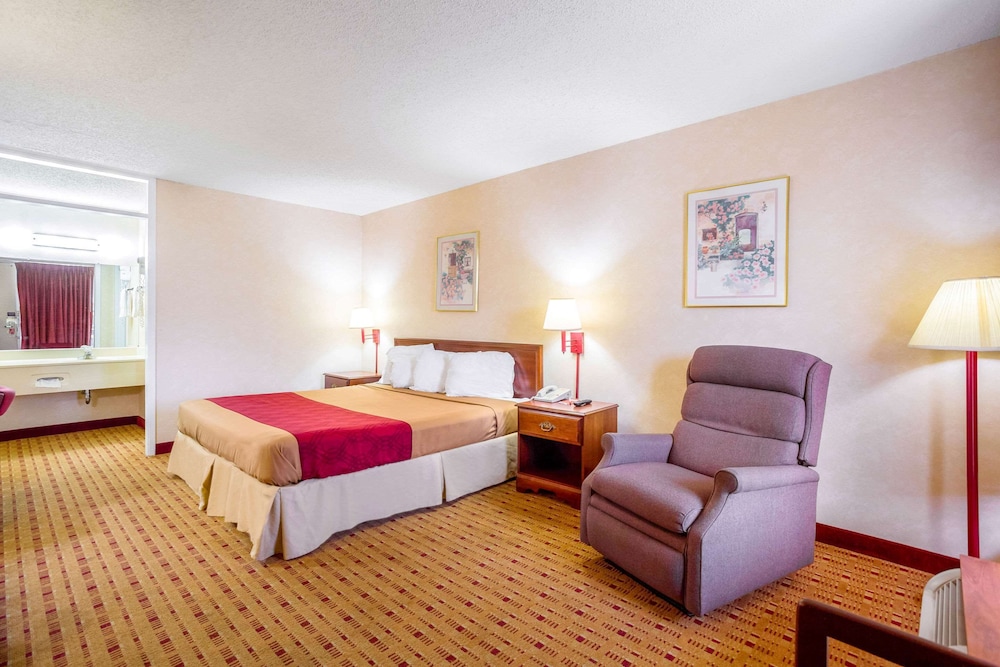 Econo Lodge Cave City view 2