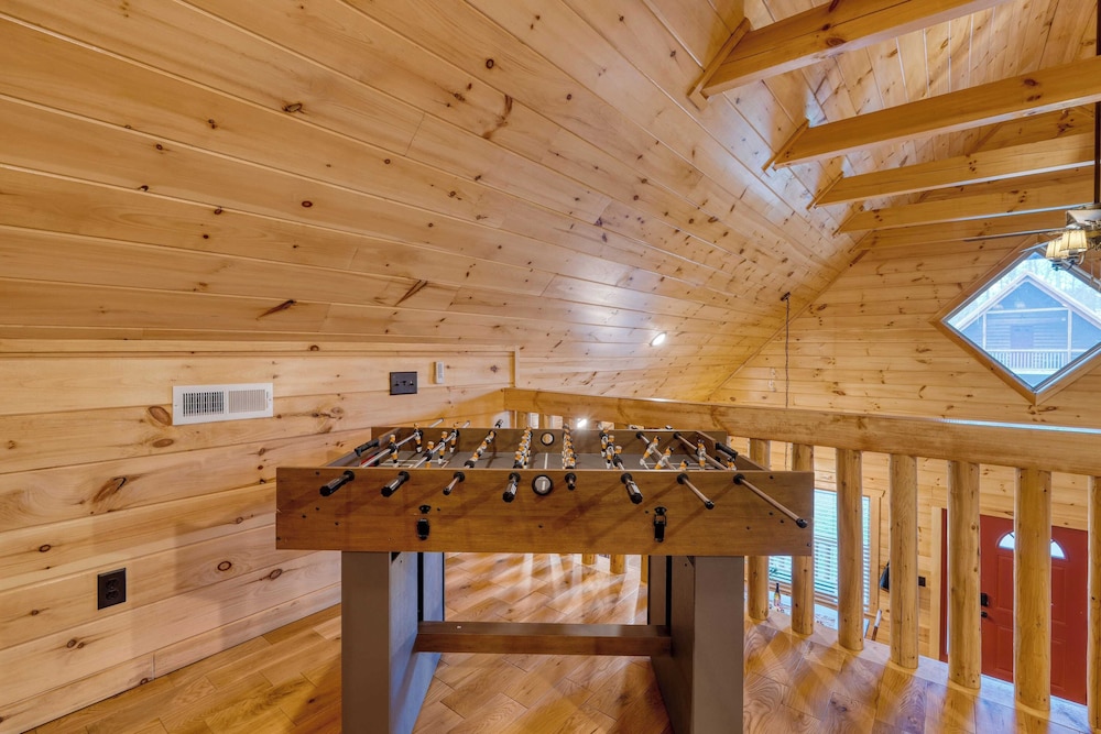 Hot Tub + Foosball Access to Pool, Tennis, Gym Chill'n in the Smokies