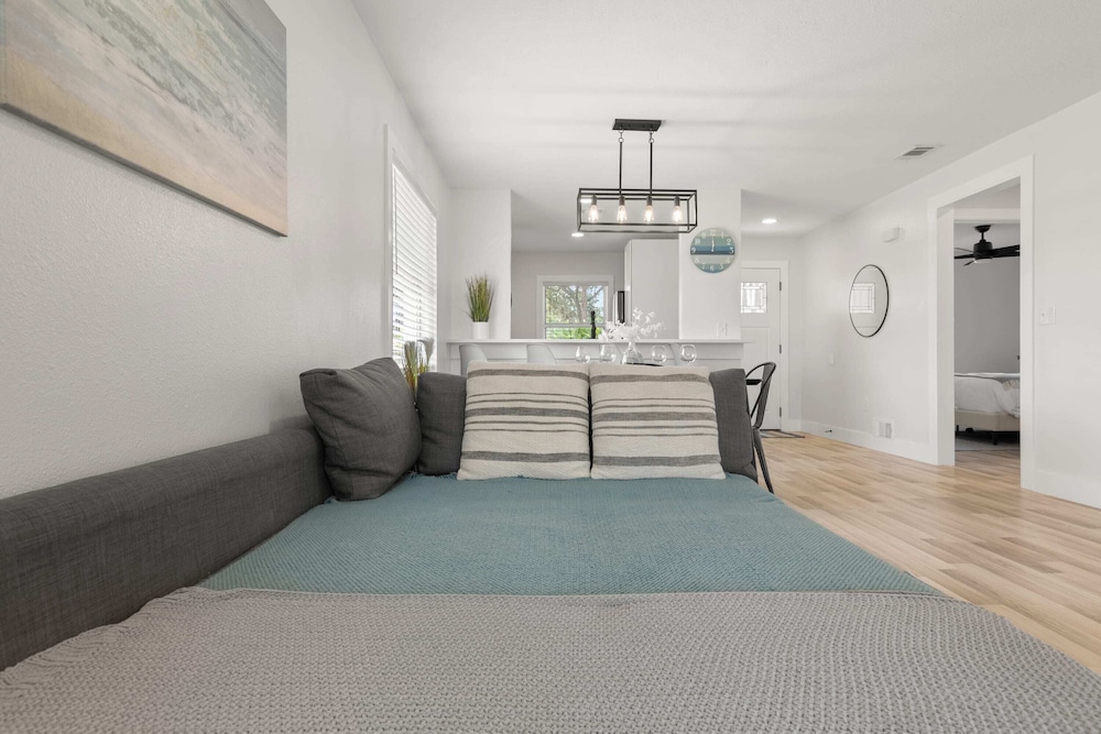 Relaxing 2BR Florida Home Close to Beach view 4