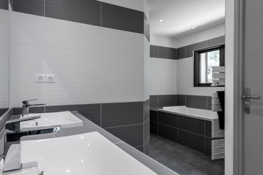 Villa With Heated Swimming Pool spa gym and Cinema
