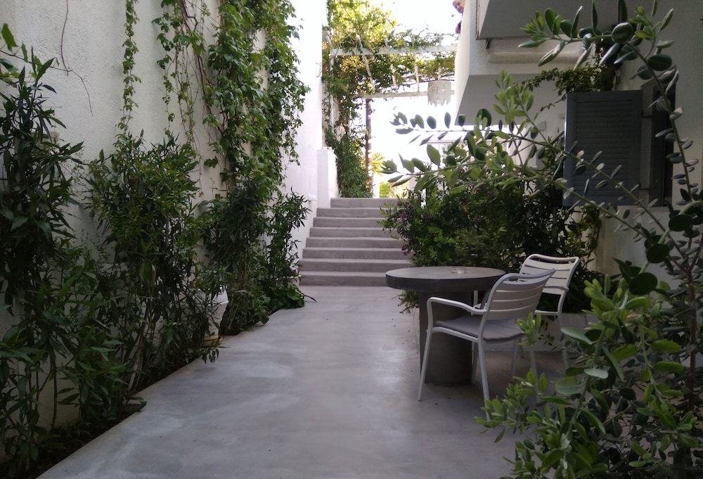 Milos Bay Suites