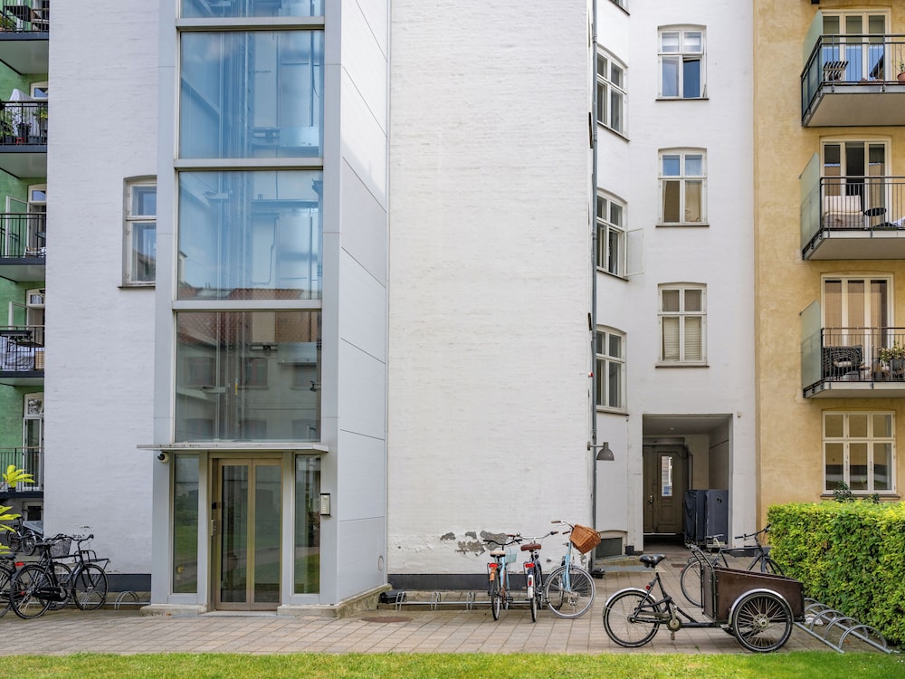Sanders Shield 2 - 3 Bedroom Apartment With Balcony
